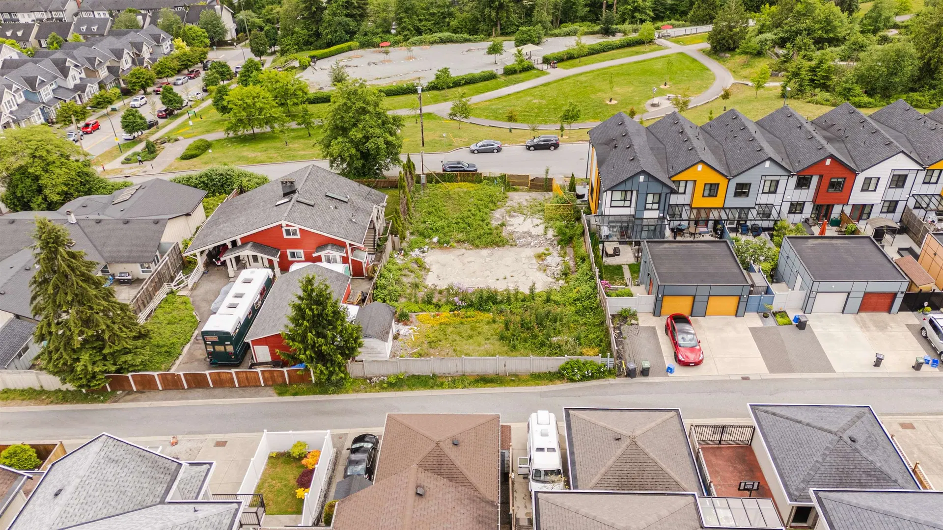 Photo 3 of 32 at 3429 Roxton Avenue