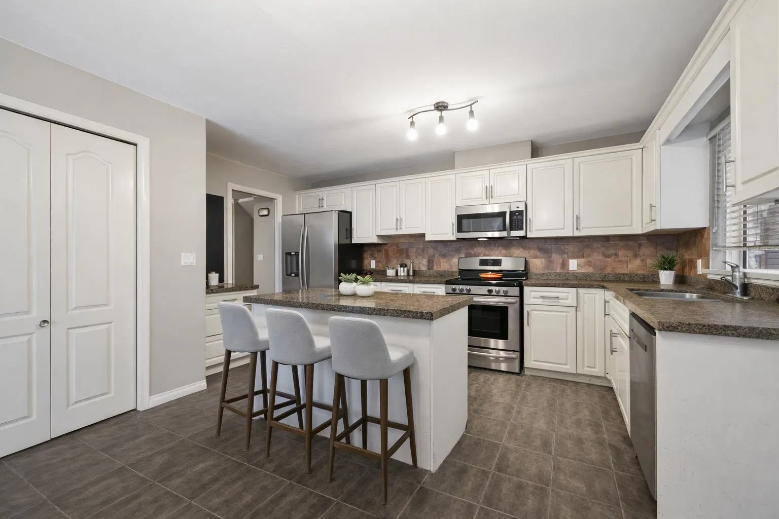 Photo 5 of 16 at #3 – 1615 Shaughnessy Street