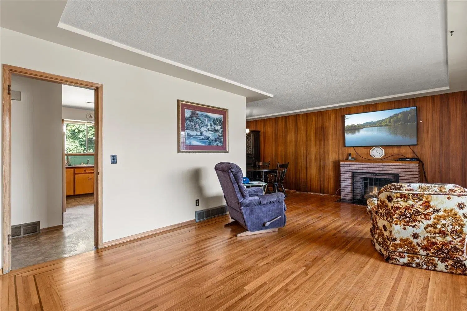 Photo 5 of 37 at 9481 Woodbine Street