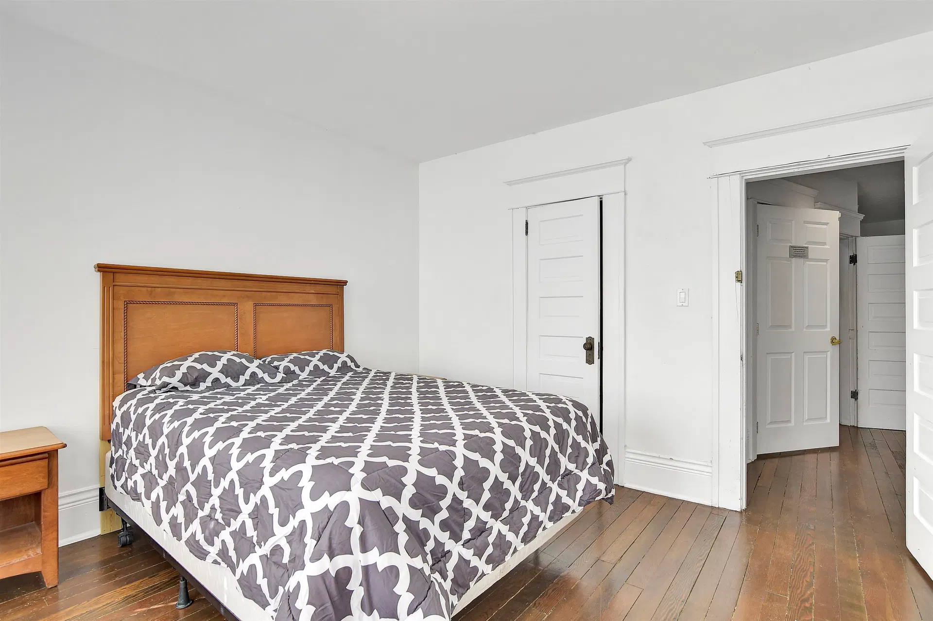 Photo 4 of 32 at #2 – 1517 Comox Street