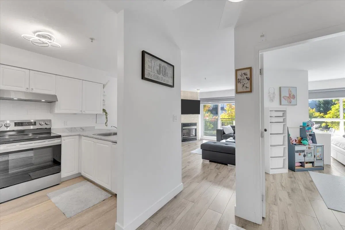 Photo 4 of 40 at #315 – 7505 138 Street