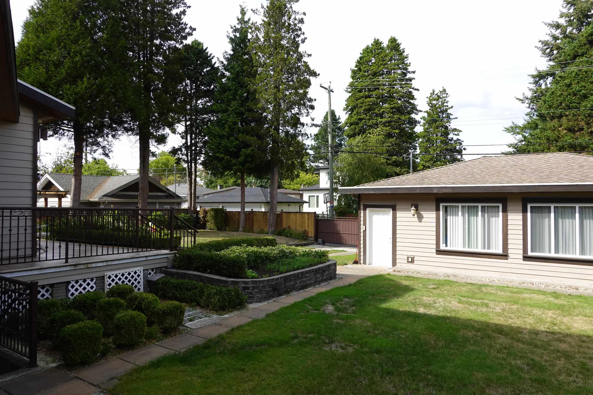 Photo 3 of 40 at 729 W 47th Avenue