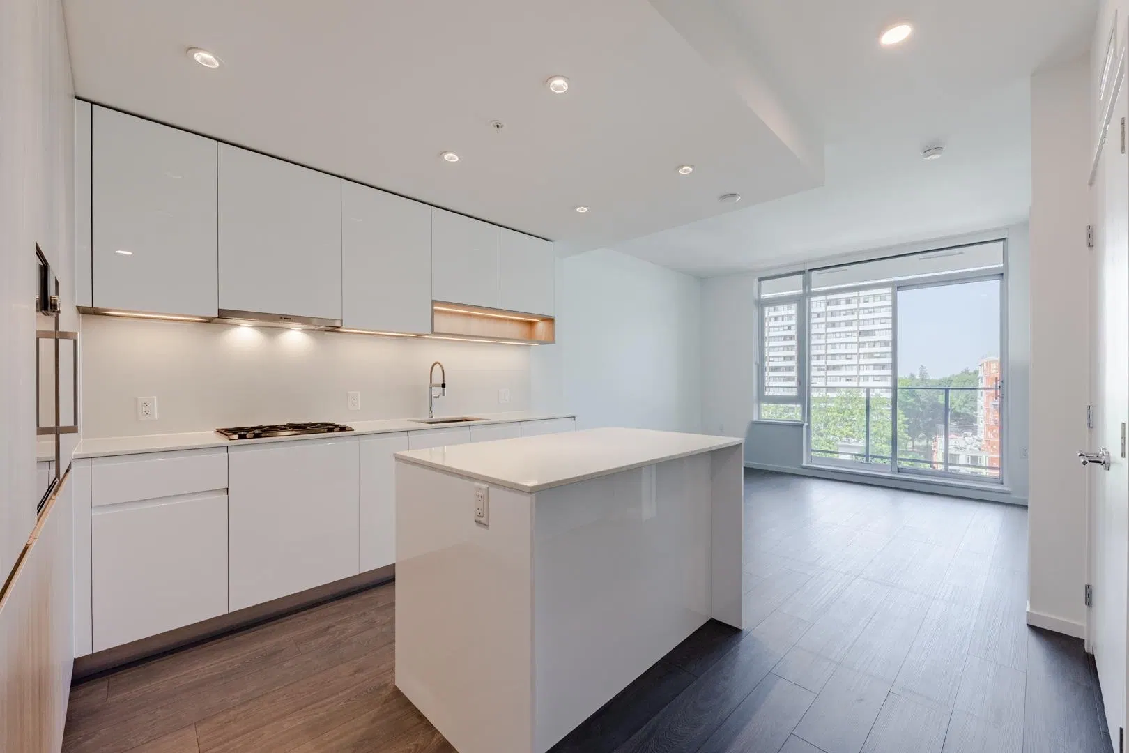 Photo 3 of 40 at #728 – 6300 Minoru Boulevard