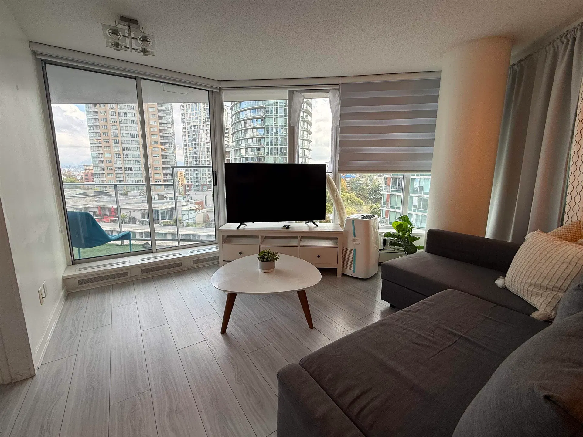 Photo 4 of 10 at #1002 – 689 Abbott Street