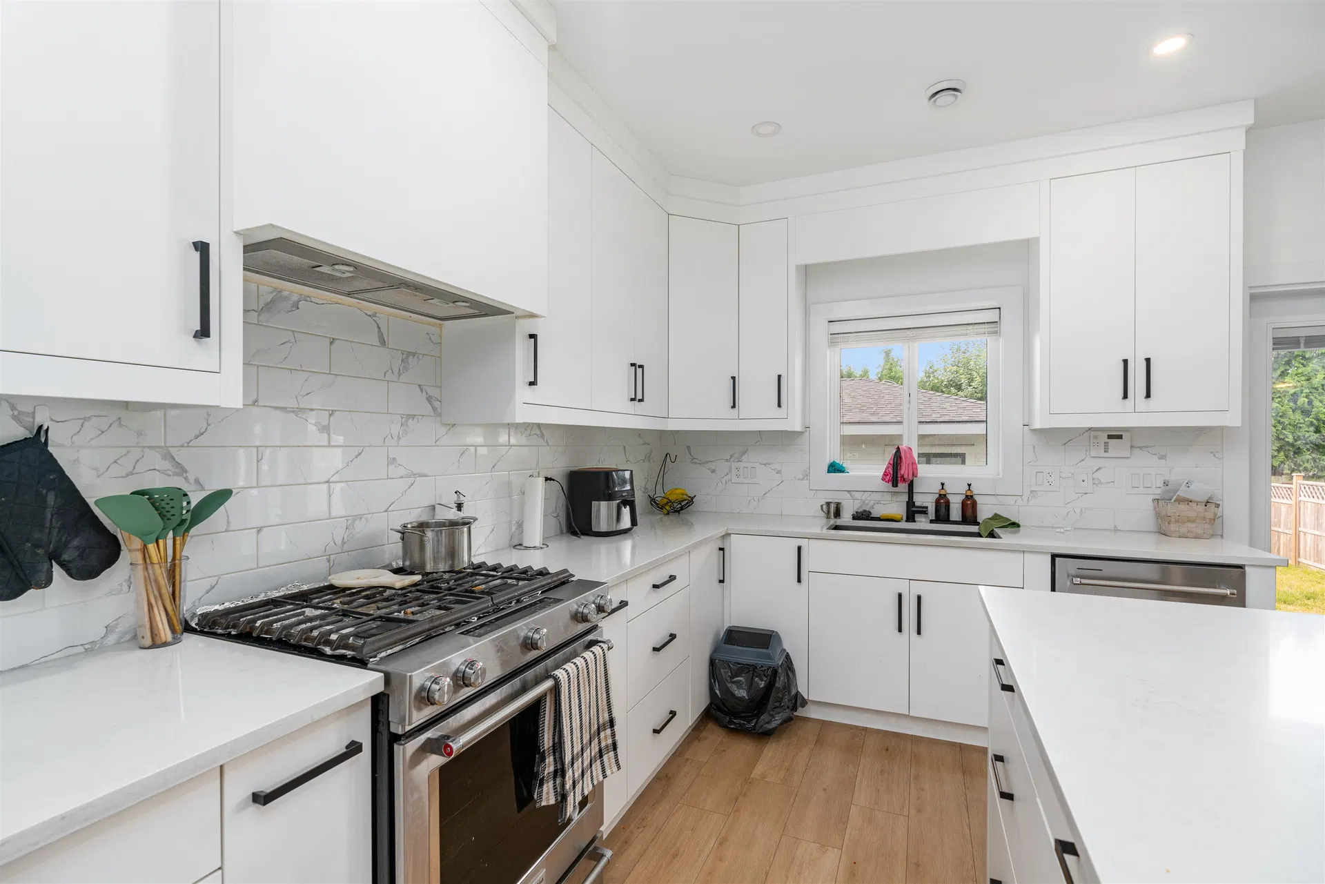 Photo 5 of 33 at 18470 64 Avenue