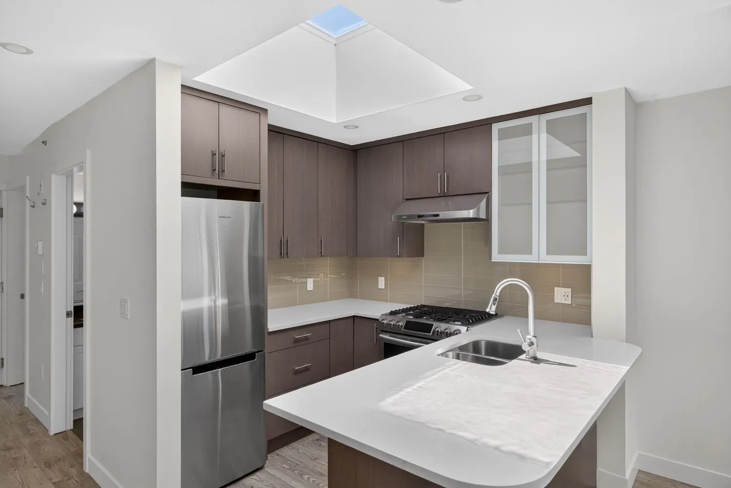 Photo 4 of 36 at #401 – 688 E 16th Avenue