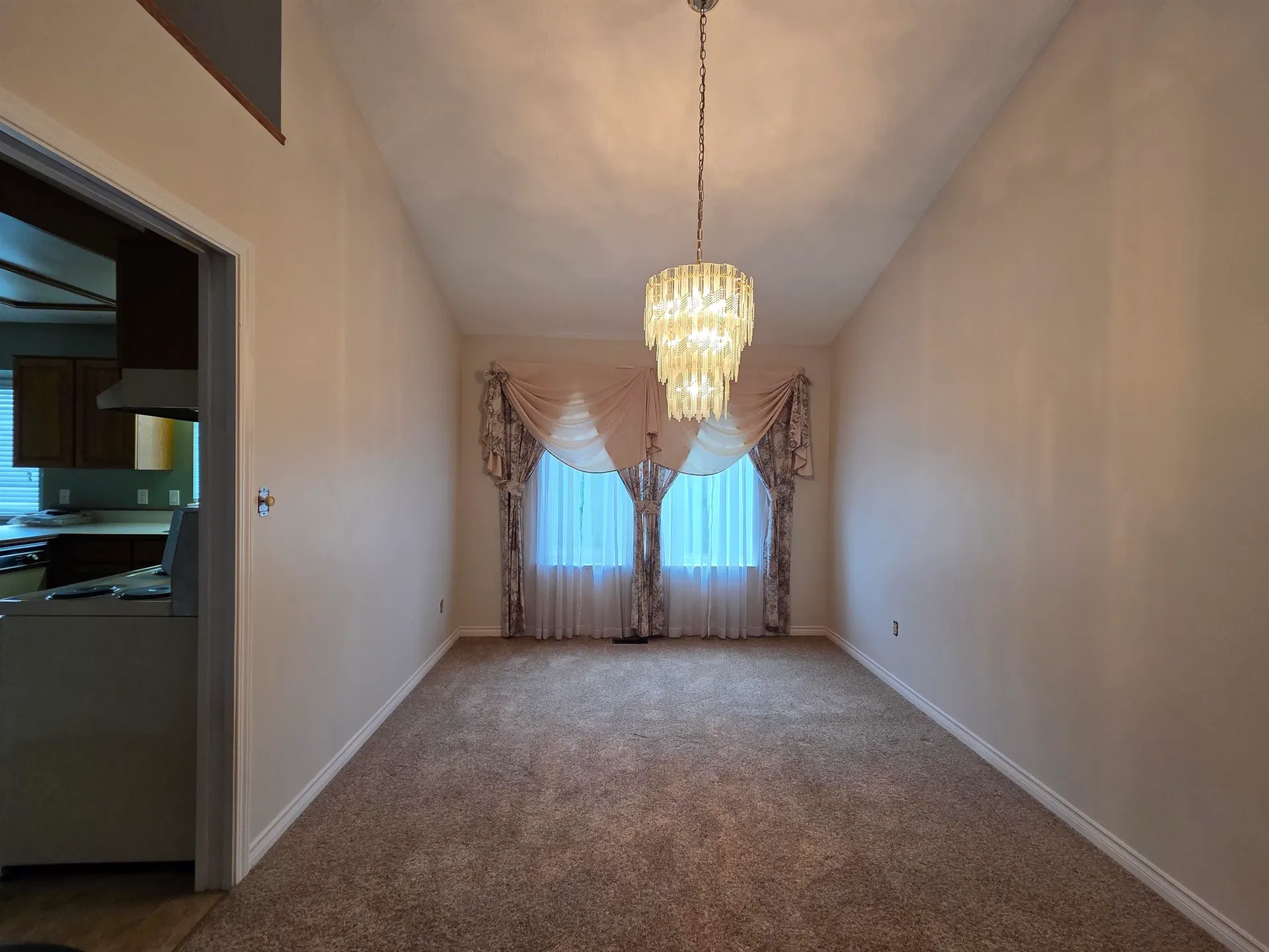 Photo 4 of 29 at 6594 179 Street