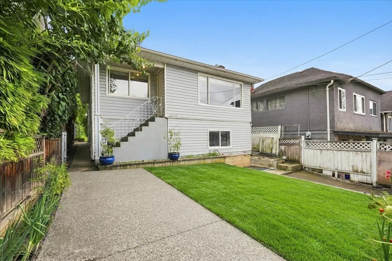 Photo 2 of 33 at 4820 Moss Street