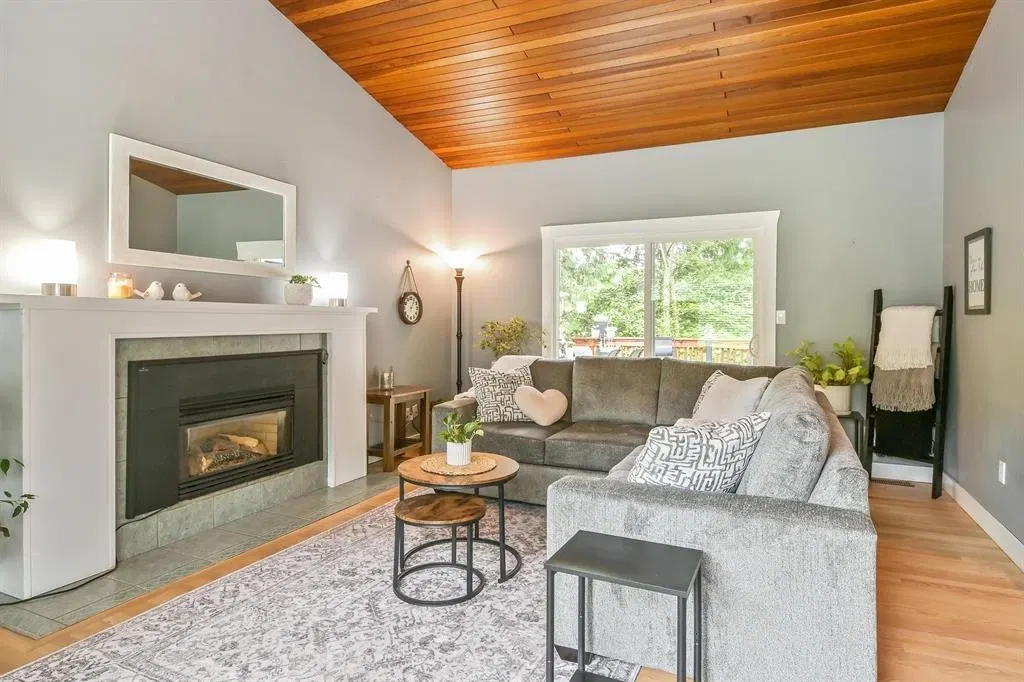 Photo 3 of 36 at 23913 58a Avenue