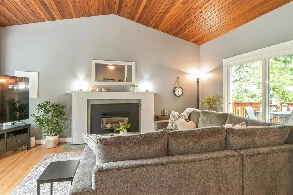Photo 5 of 36 at 23913 58a Avenue