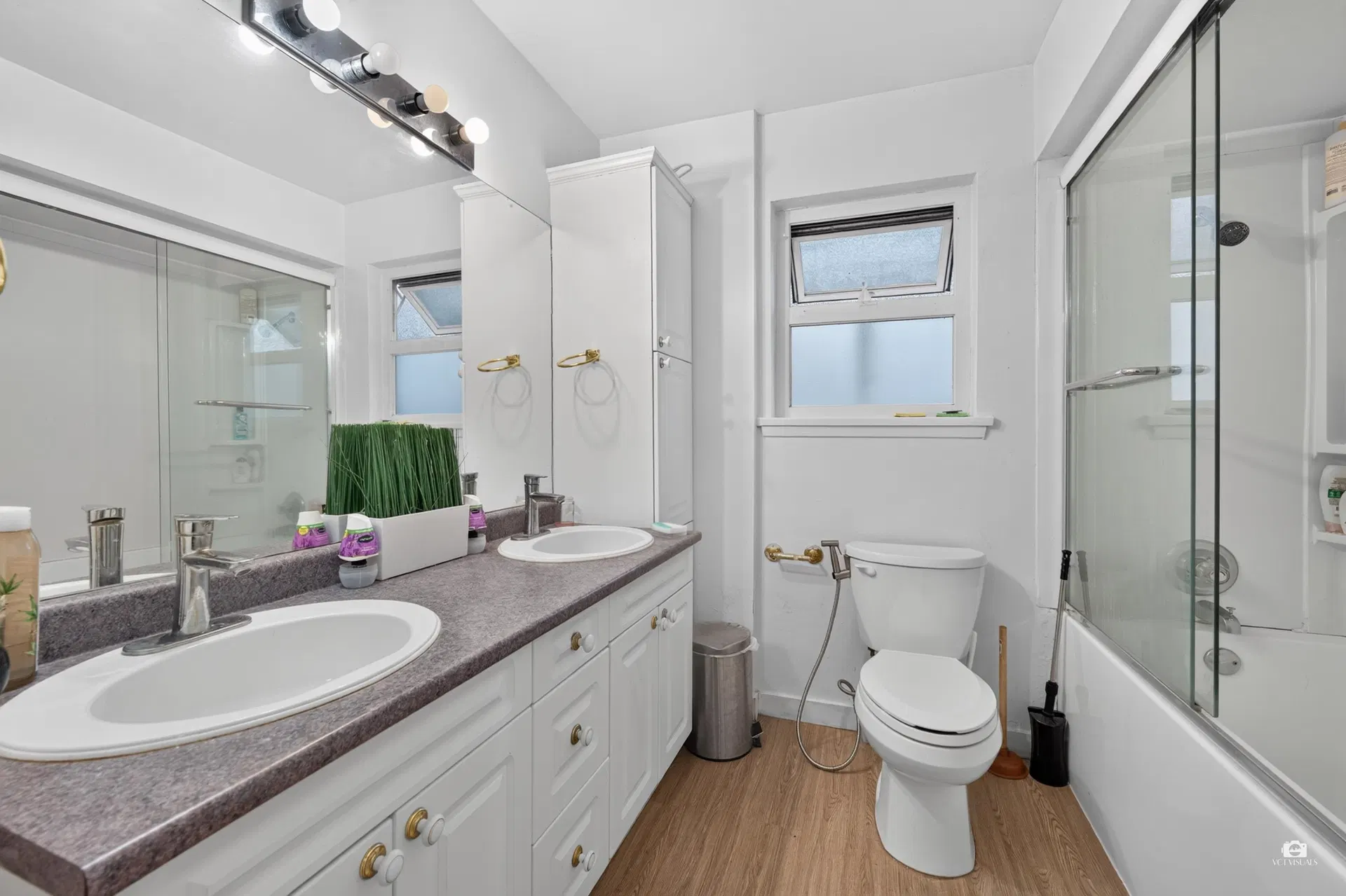 Photo 5 of 18 at 2528 E 24th Avenue