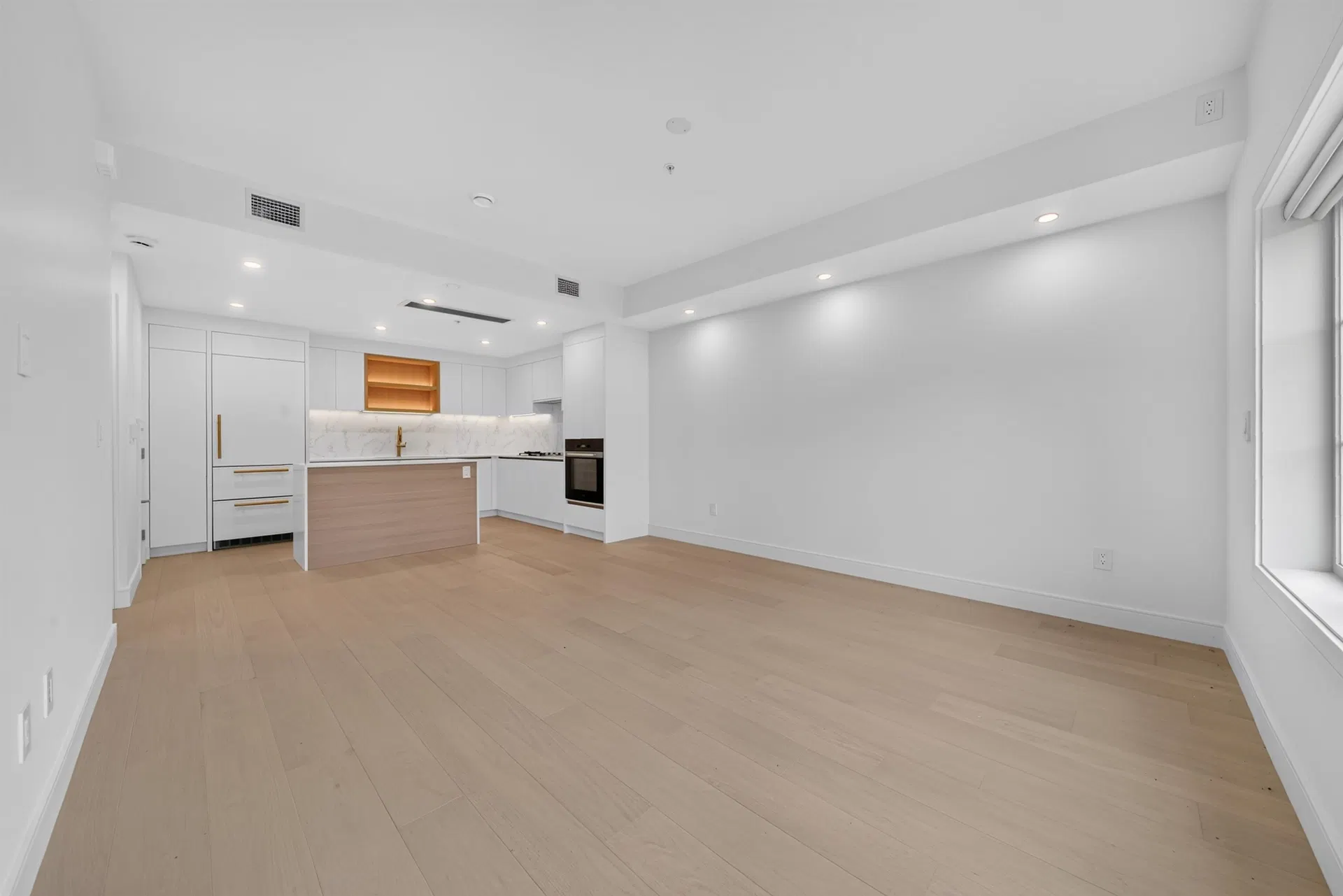 Photo 3 of 22 at #208 – 918 W 32nd Avenue