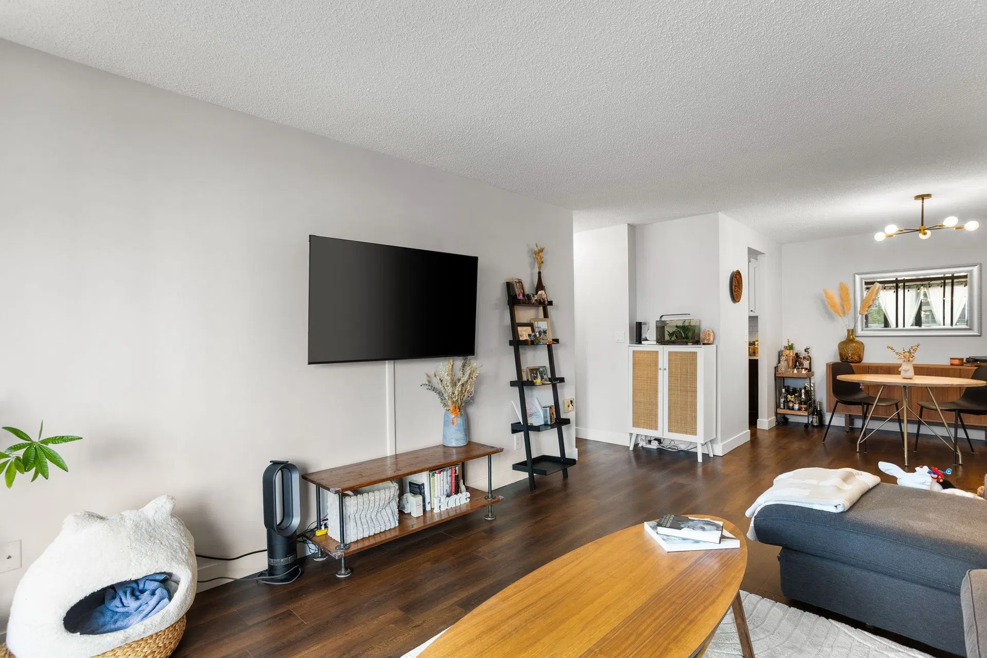 Photo 4 of 27 at #906 – 2020 Bellwood Avenue