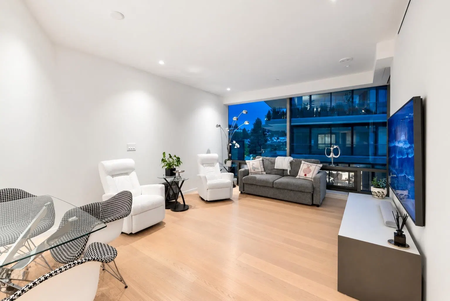 Photo 2 of 40 at #402 – 1355 Bellevue Avenue