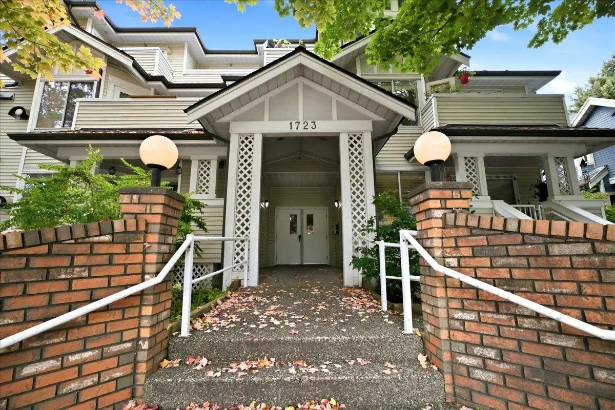 Photo 2 of 32 at #404 – 1723 Frances Street