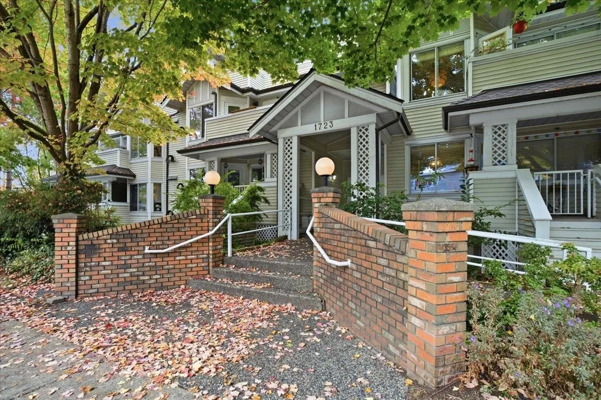 Photo 3 of 32 at #404 – 1723 Frances Street