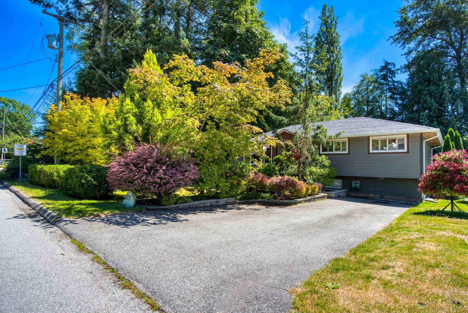 Photo 3 of 40 at 517 Ailsa Avenue