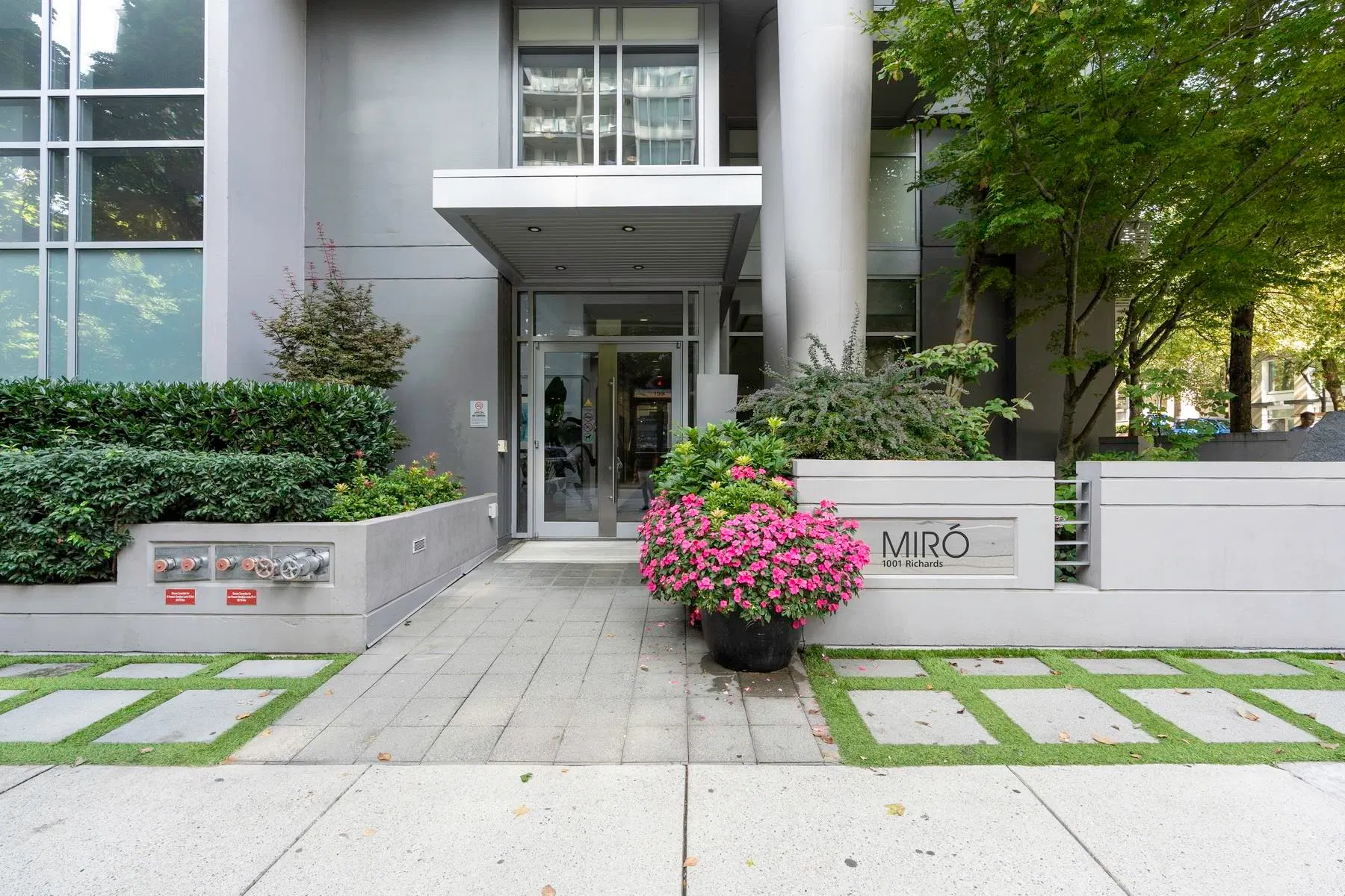 Photo 2 of 31 at #1702 – 1001 Richards Street