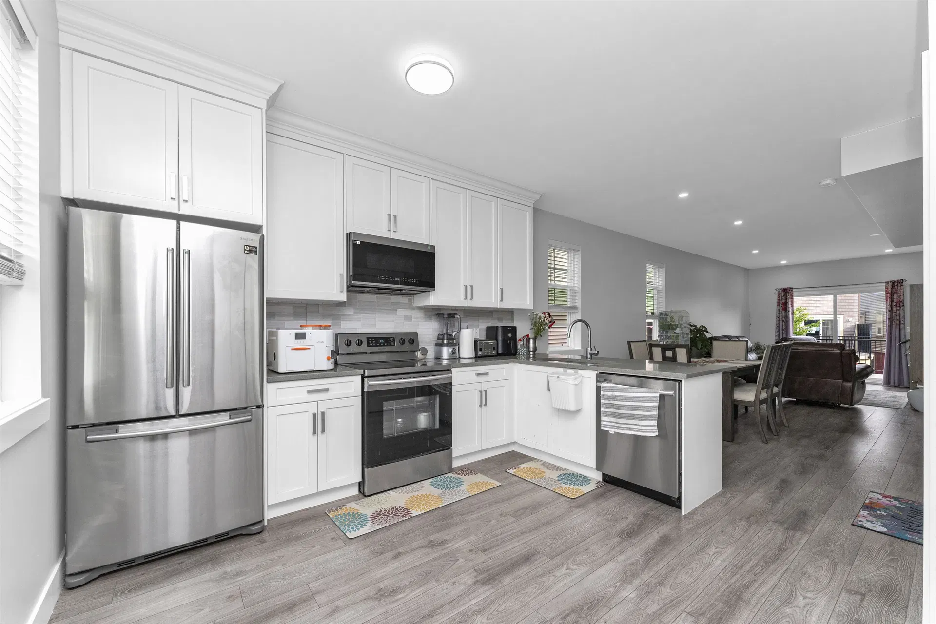 Photo 3 of 31 at #15 – 2530 Janzen Street