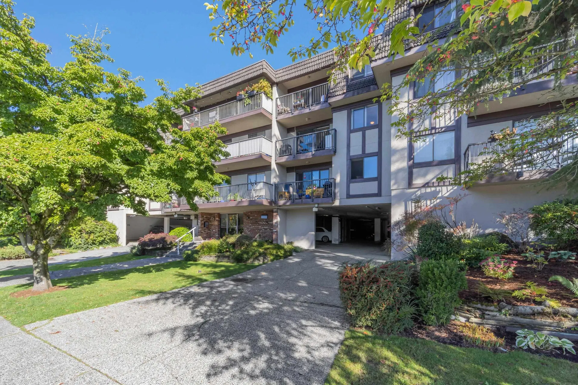 #205 – 252 2nd Street