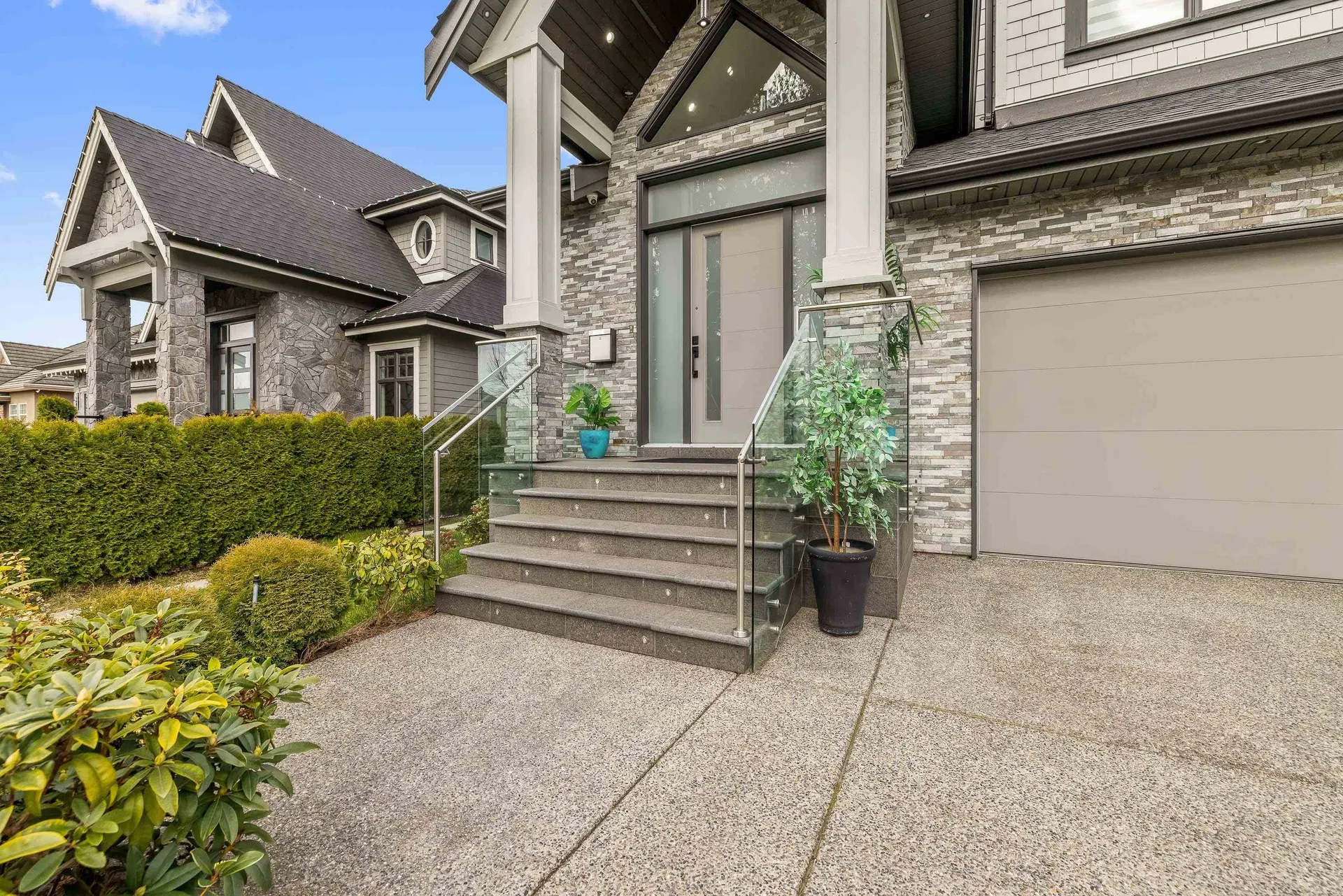 Photo 3 of 40 at 15689 106a Avenue