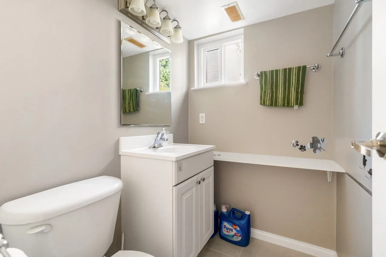 Photo 5 of 21 at 9551 Snowdon Avenue