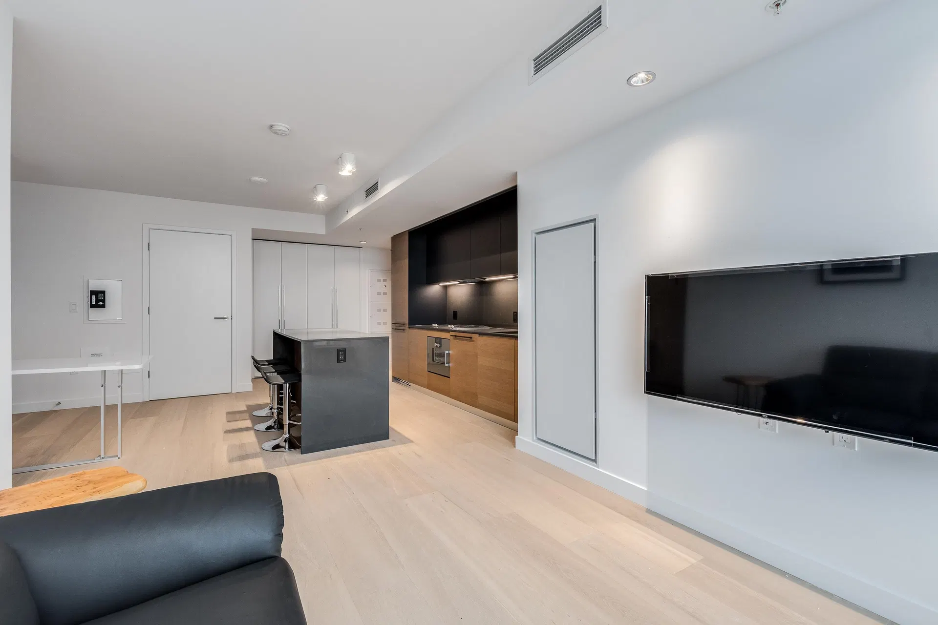 Photo 2 of 21 at #2609 – 1289 Hornby Street