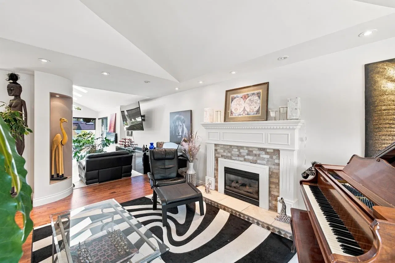 Photo 5 of 40 at 9211 Chapmond Crescent