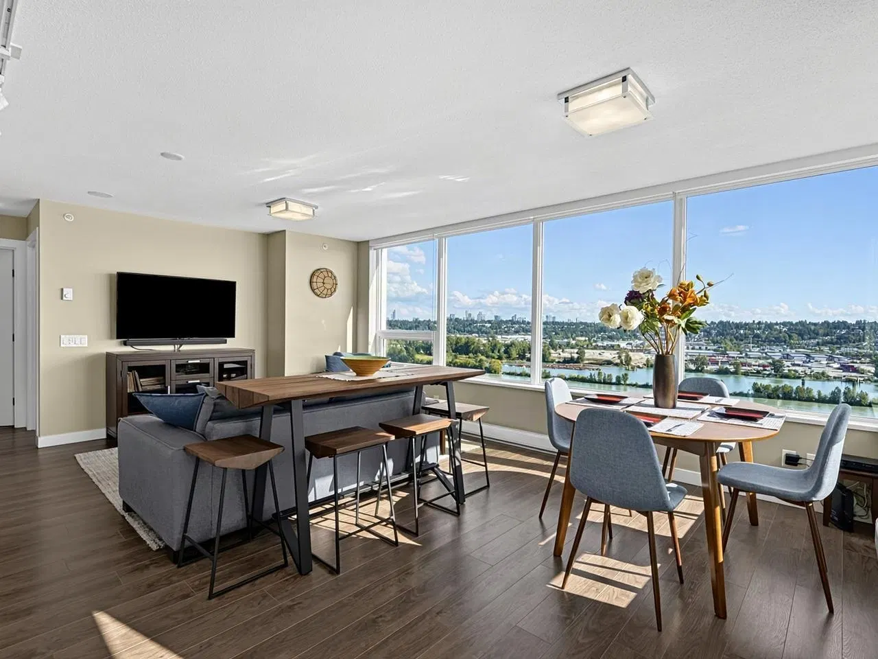 Photo 2 of 21 at #2205 – 908 Quayside Drive