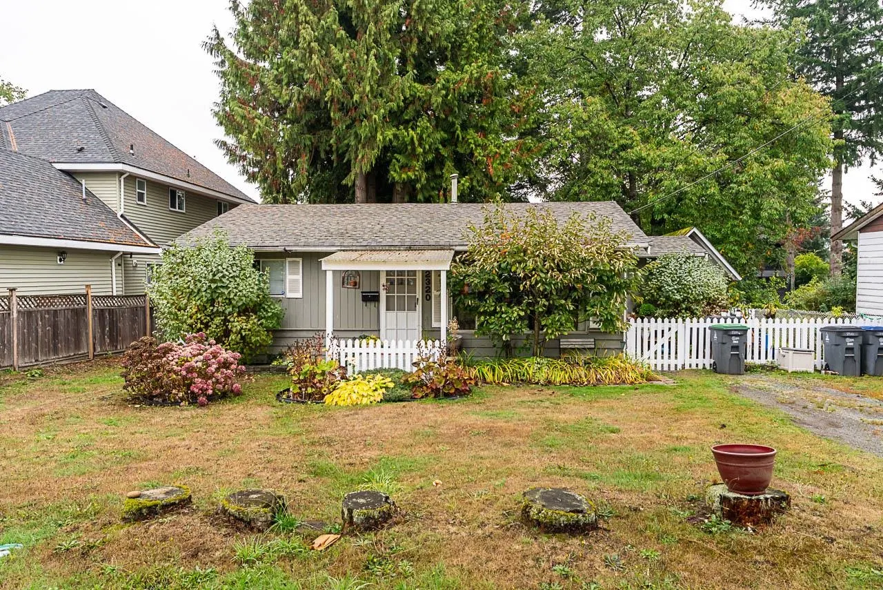 Photo 4 of 23 at 2320 153a Street