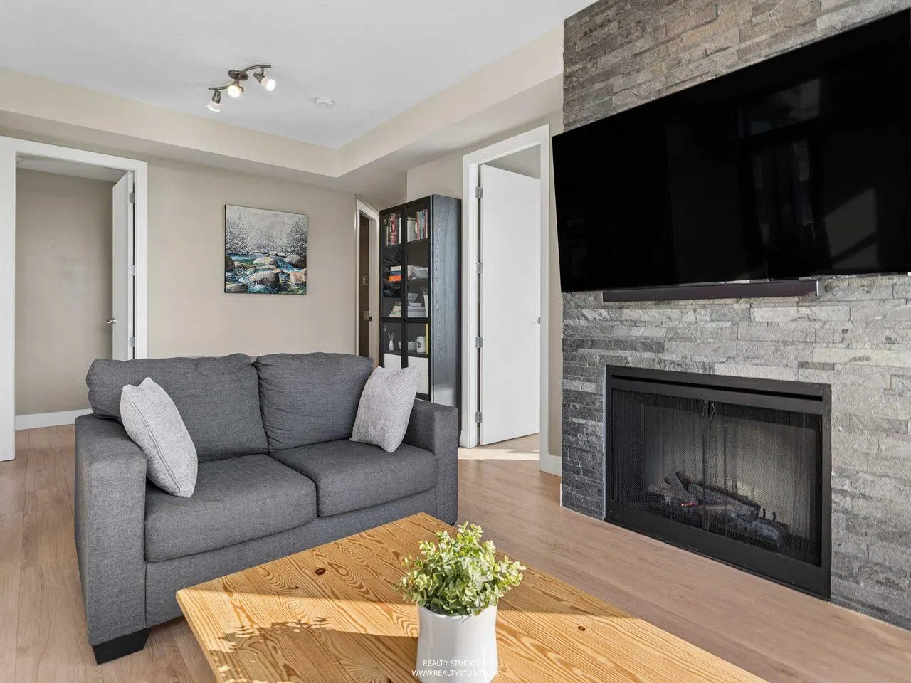 Photo 4 of 33 at #901 – 9300 University Crescent