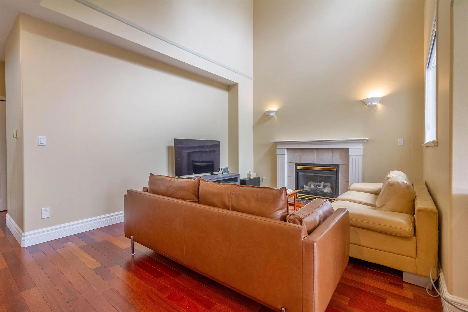 Photo 3 of 40 at 2115 Berkshire Crescent