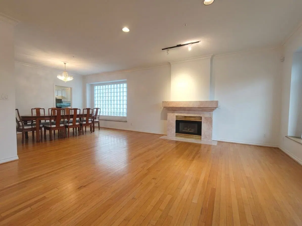 Photo 5 of 30 at 123 E 45th Avenue