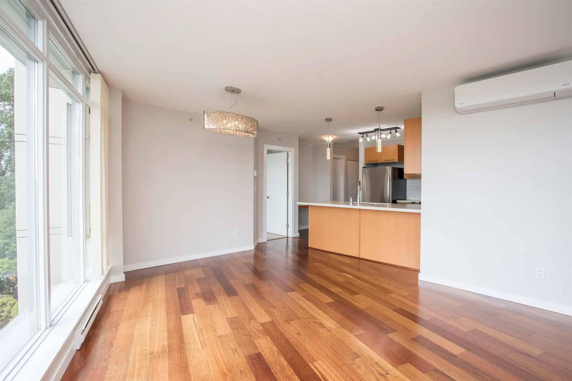 Photo 5 of 40 at #507 – 2133 Douglas Road