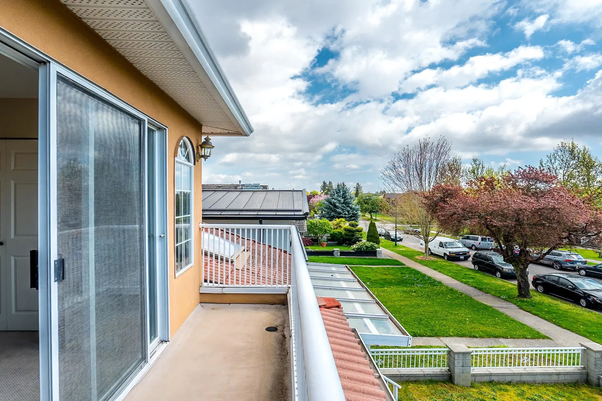 Photo 3 of 31 at 927 E 50th Avenue