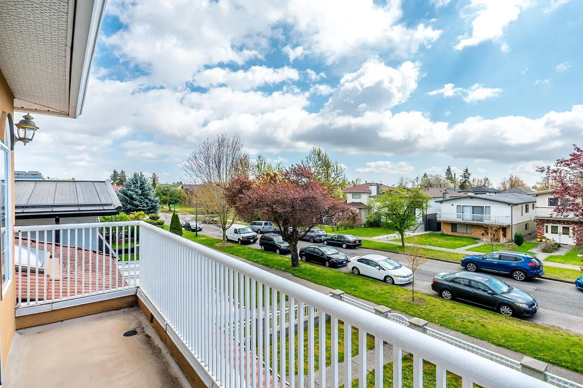 Photo 4 of 31 at 927 E 50th Avenue