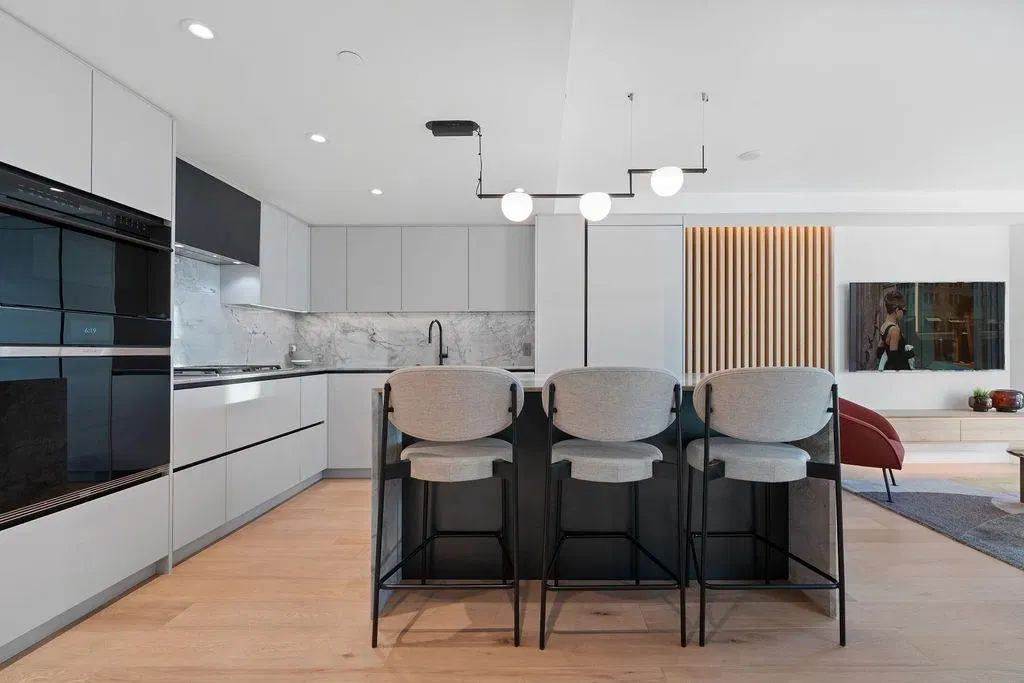 Photo 3 of 40 at #2607 – 583 Beach Crescent