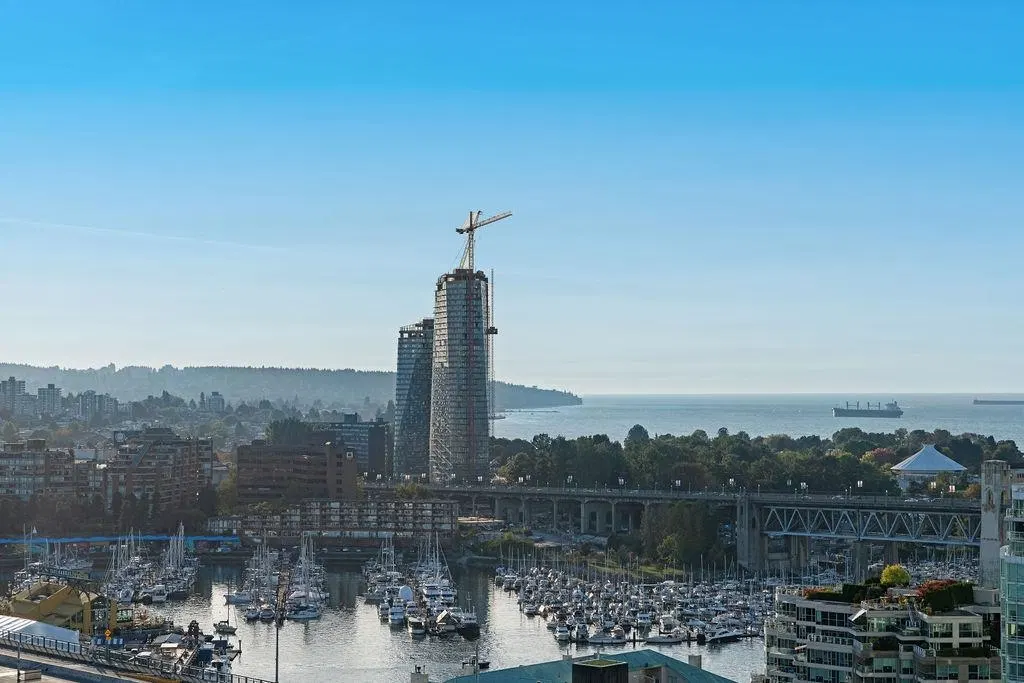 Photo 4 of 40 at #2607 – 583 Beach Crescent