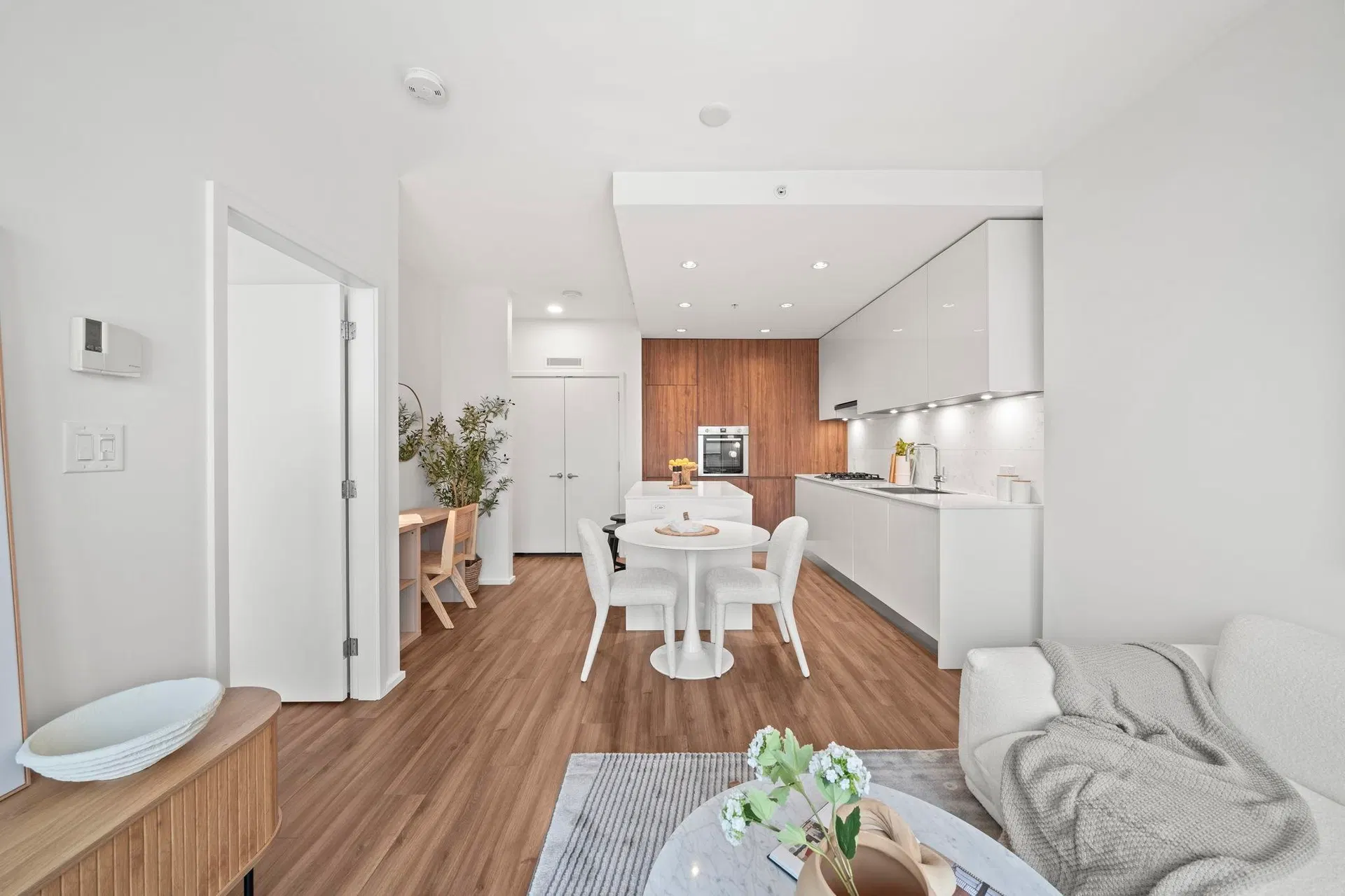 Photo 5 of 39 at #2208 – 4650 Brentwood Boulevard