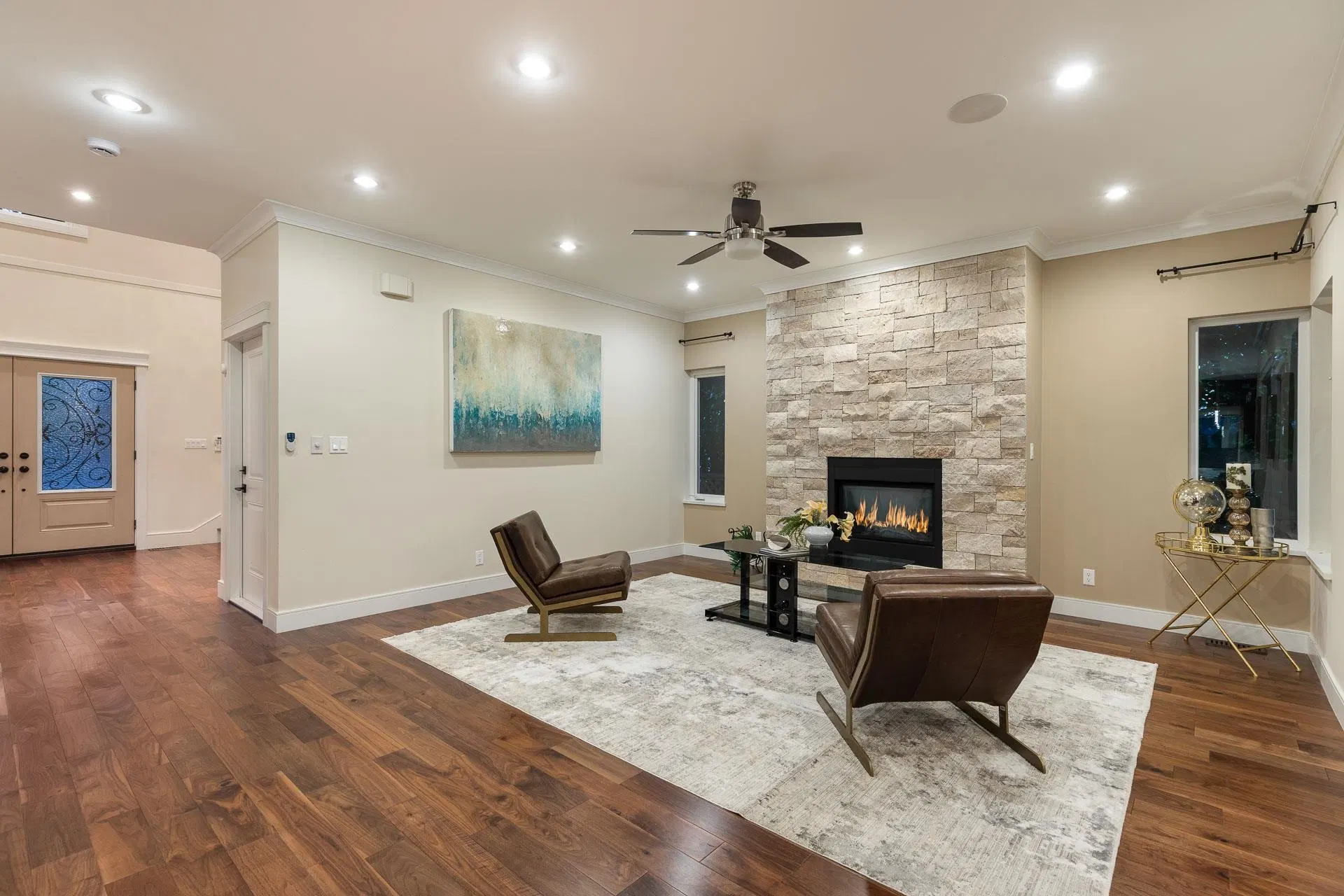 Photo 4 of 40 at 839 W 20th Street