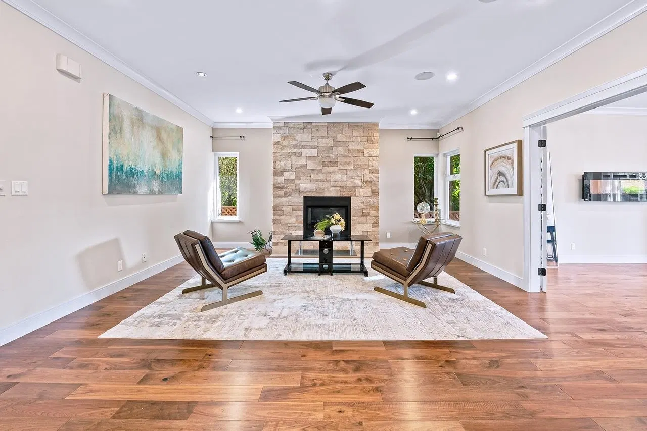 Photo 5 of 40 at 839 W 20th Street