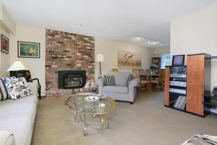 Photo 3 of 21 at 5372 46 Avenue