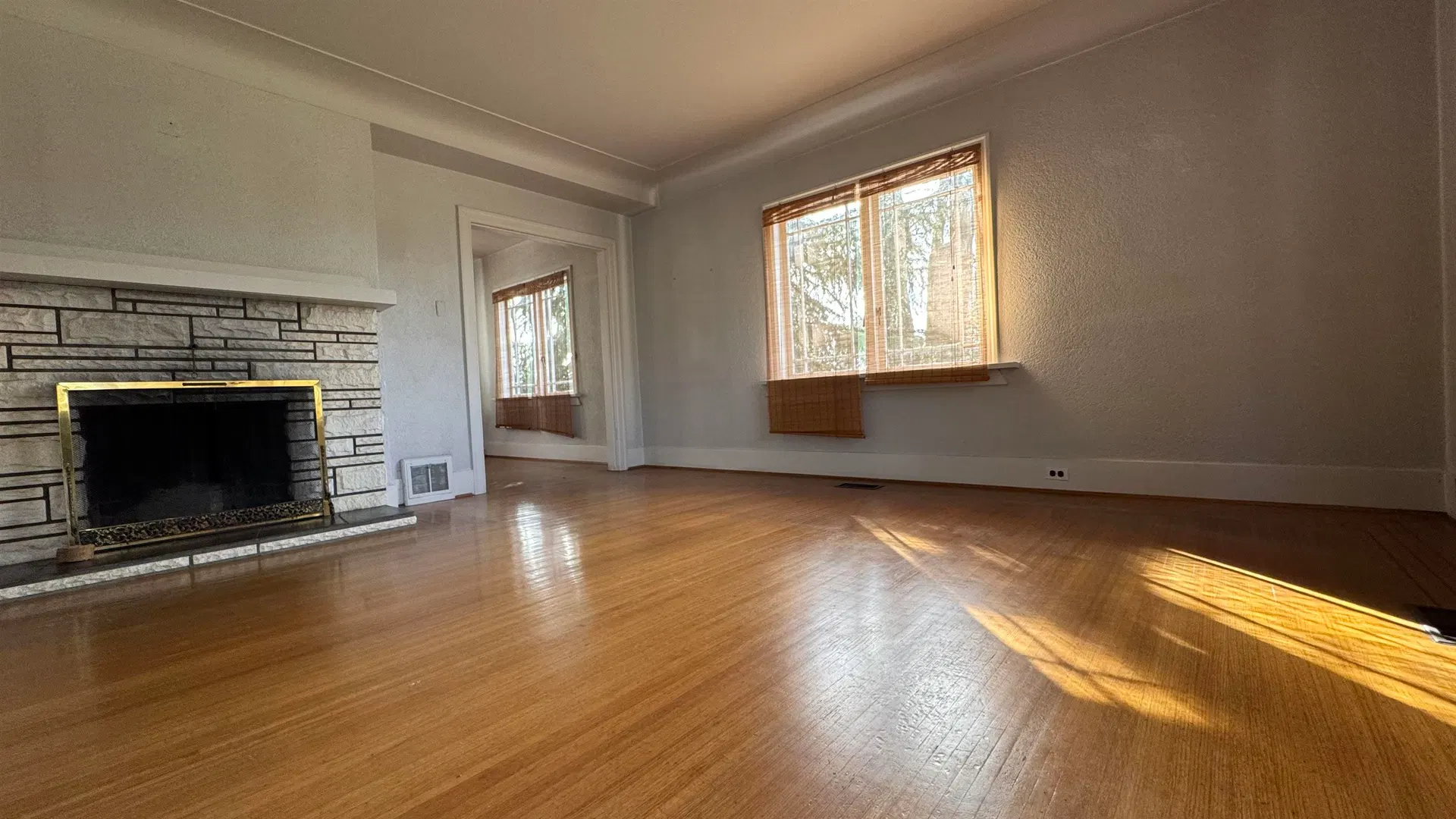 Photo 2 of 16 at 5480 Collingwood Street
