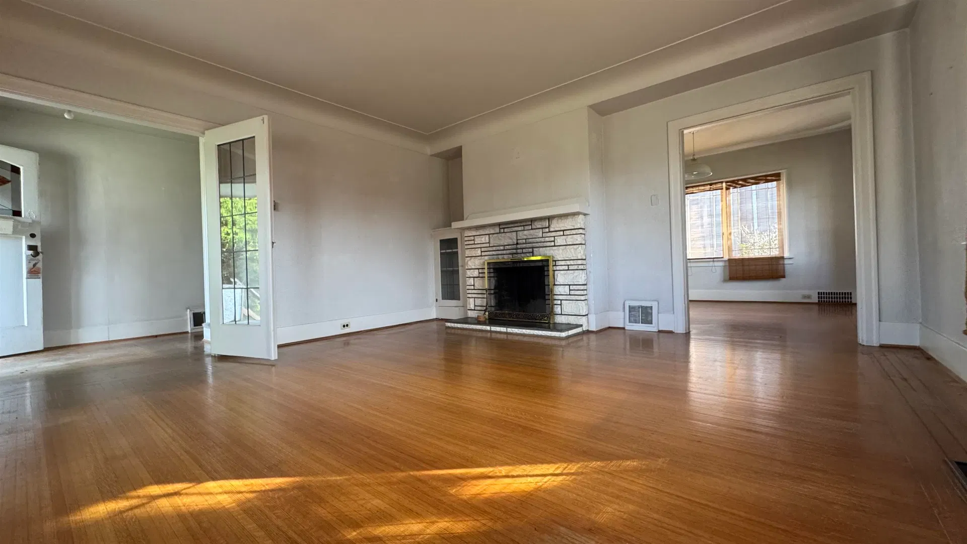 Photo 3 of 16 at 5480 Collingwood Street