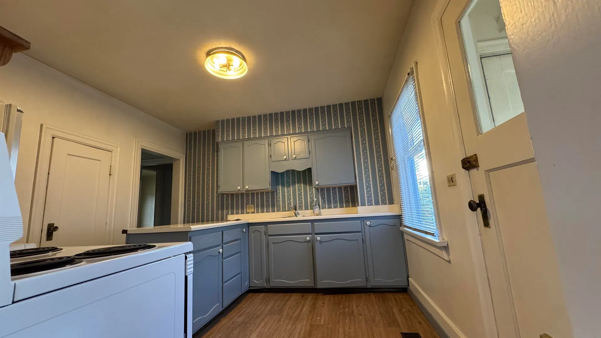 Photo 5 of 16 at 5480 Collingwood Street