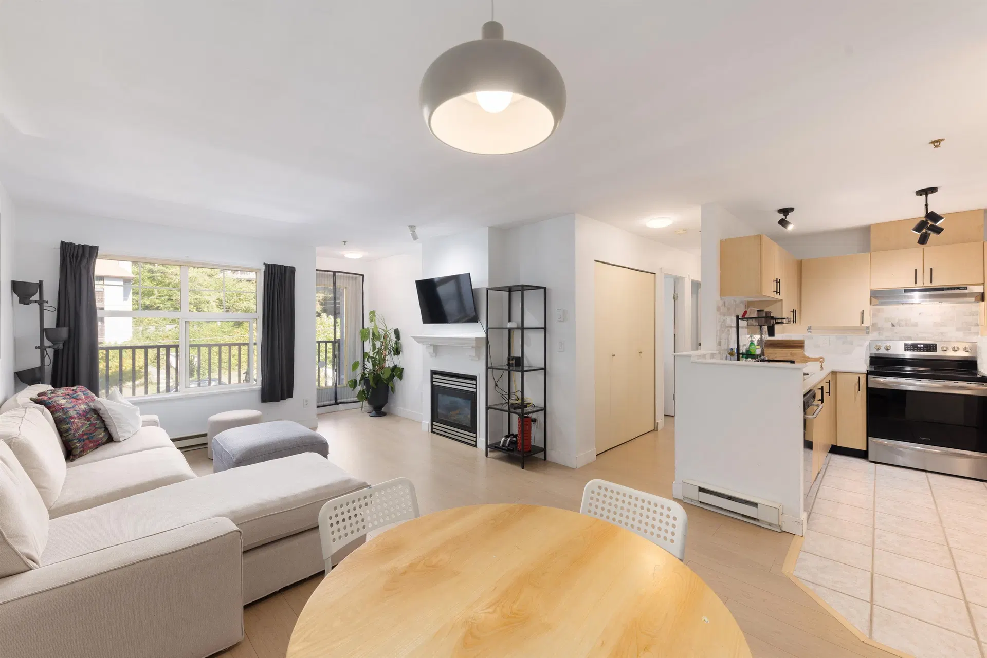 Photo 4 of 21 at #415 – 7038 21st Avenue