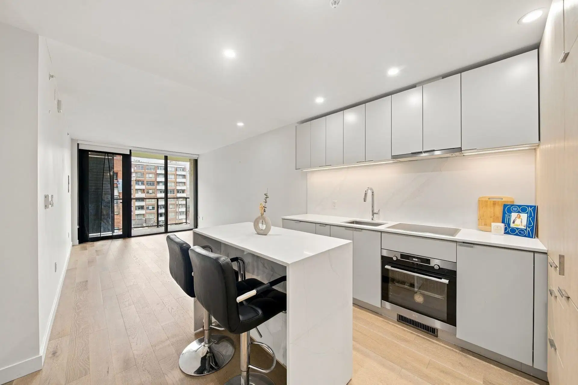 #507 – 239 Keefer Street