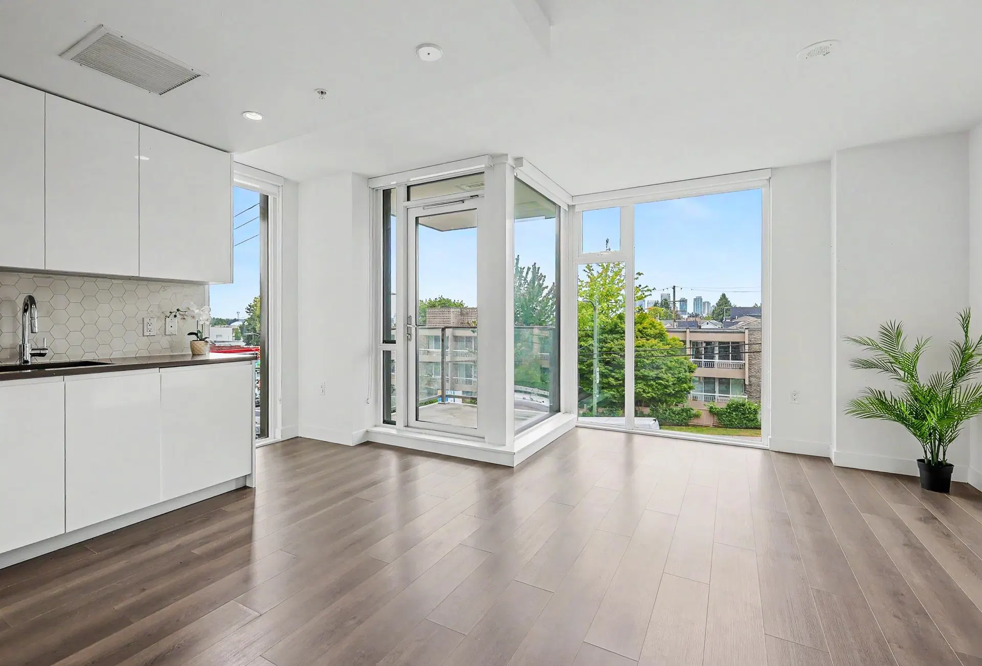 Photo 5 of 19 at #210 – 8138 Fraser Street