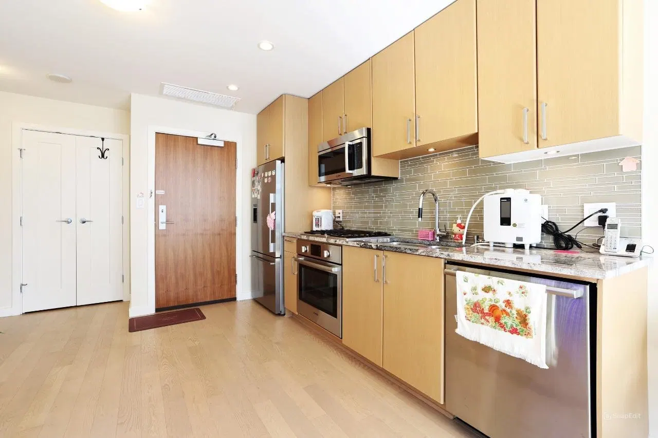 Photo 4 of 21 at #1011 – 38 W 1st Avenue