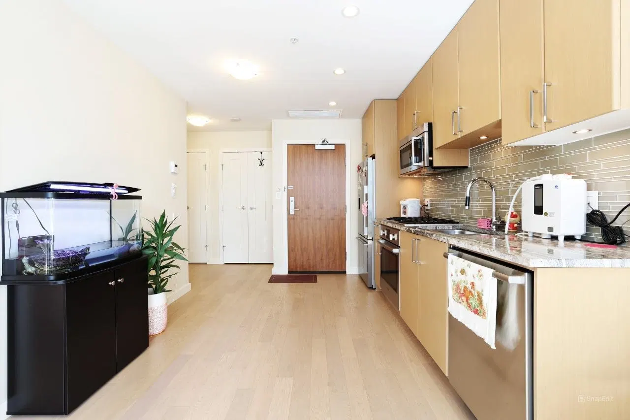 Photo 5 of 21 at #1011 – 38 W 1st Avenue